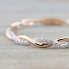 Bestselling European & American-Style Rose Gold Engagement Ring Set Micro-Inlaid Zirconia For Diamond-Level Sparkle – A Romantic Pick Oozing Elegance Ever Hunted For A Ring Set That "Fits Daily Wear, Feels Ceremonial For Engagements, And Flatters Every Hand Shape"? This European & American-Style Rose Gold Inlaid Set Checks All The Boxes!