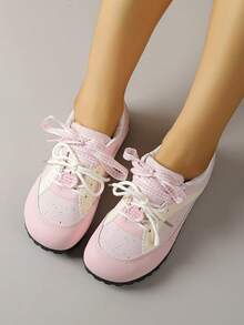 أحذية رياضية من الجلد الصناعي بنمط ربطة الدانتيل، لطيفة وحلوة