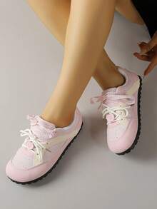 أحذية رياضية من الجلد الصناعي بنمط ربطة الدانتيل، لطيفة وحلوة