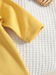 新生男宝宝卡通动物印花长袖休闲连体衣，圆领黄色纽扣设计