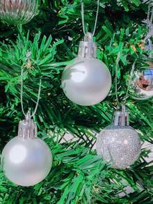 24 piezas de adornos de bolas de Navidad plateadas, decoraciones de árbol de Navidad, adornos colgantes para fiestas navideñas para coronas, guirnaldas y árboles interiores/exteriores, bolas de árbol de Navidad plateadas, adornos con diseño preensartado, decoración navideña festiva para fiestas navideñas, coronas, guirnaldas, decoración navideña, decoración de invierno, regalos de Navidad, decoración del hogar