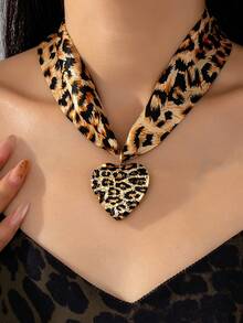 1 Pc Fall Winter Leopard Print Heart Locket Pendant - Cheetah Animal Print Scarf Necklaces With Heart Charm - Women Fashionable Jewelry For Daily Wear , Dating - Gift For Mother Wife Friends