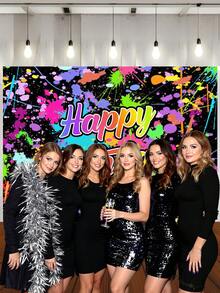 1 Peça Painel de Fotografia de Aniversário Feliz com Respingos de Tinta Colorida, Brilho Neon no Escuro, Banner de Festa 59.1*39.4/82.7*59.1/106.3*70.9 Polegadas, Decoração para Chá de Bebê, Festa de Dança, Uso Interno e Externo