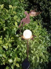 1 件装紧凑型户外花园仙女夜灯，如同一把奇思妙想的画笔，为您的庭院点缀上童话般的色彩——柔和的光芒为每个角落带来梦幻般的色彩。它不仅仅是一个迷人的点缀，更是一件优雅的户外装饰。