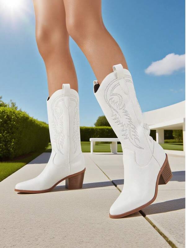 Stivali bianchi, nuovi stivali da cowboy occidentali vintage ricamati per autunno/inverno, stivali alla caviglia con tacco alto chunky e taglio a V snellente, stivali di alta qualità per donna, stivali alti con tacco alto
