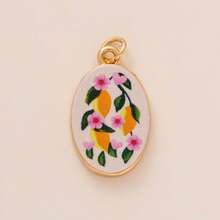 1 pezzo Ciondolo dolce e carino a forma di busta, fiore, piccolo pesce, ciliegia, arancia, fragola, fiocco, limone, placcato in oro 18K, impermeabile e anti-sudore, adatto per uso quotidiano e tempo libero, un ciondolo creativo per mogli, madri e fidanzate