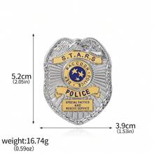 1 件浣熊市侦探遗产珐琅徽章胸针，独特的游戏商品适合男士派对装礼物 - X00572 - 查看 3