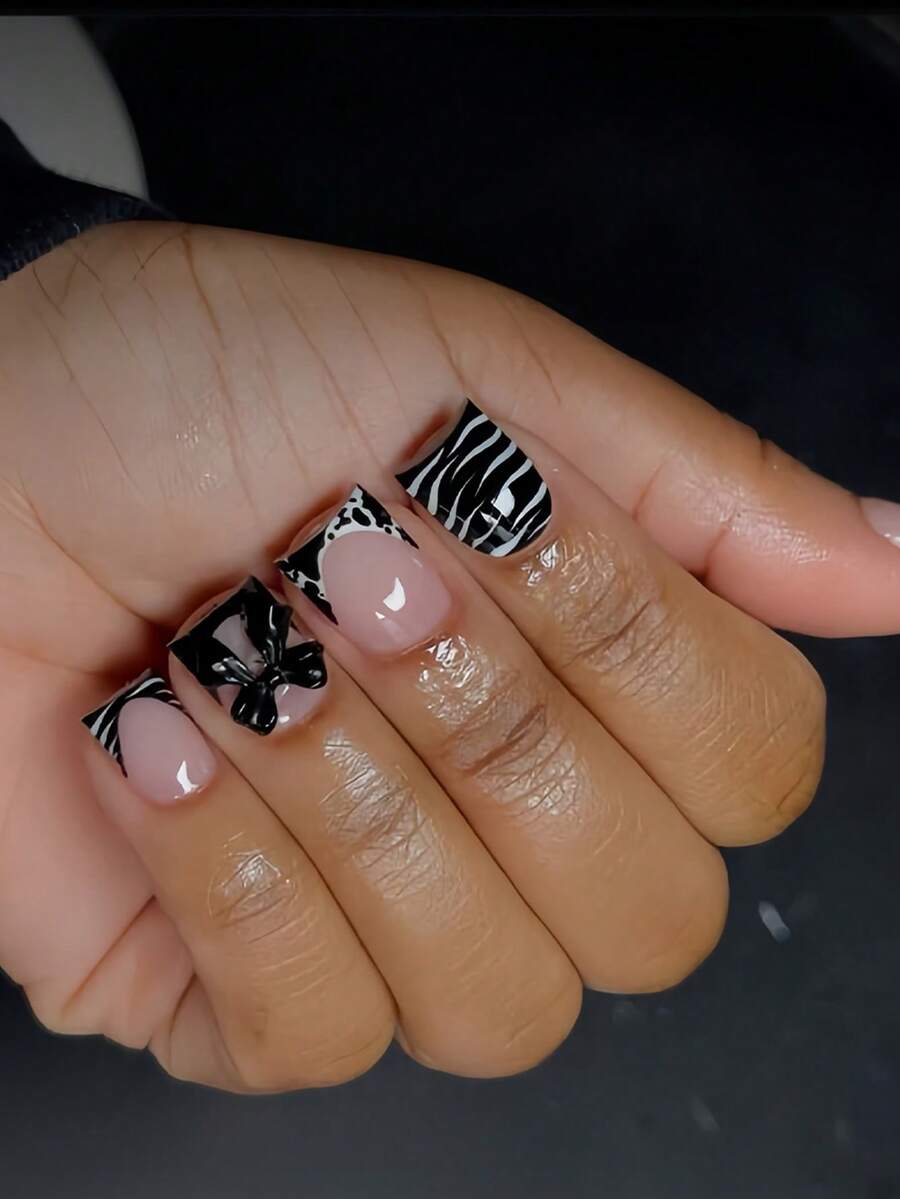 Îmbunătățiți-vă instantaneu aspectul cu 24 de unghii false, scurte, pătrate, elegante, cu fundă neagră, alb-negru, dungi zebrate, stil francez, acrilice, cu acoperire completă, unghii false pentru femei și fete. Include 1 foaie de tablă adezivă și 1 pilă mini, potrivite pentru petreceri, întâlniri și birou, purtare zilnică, unghii false, lipici jeleu, livrat aleatoriu.