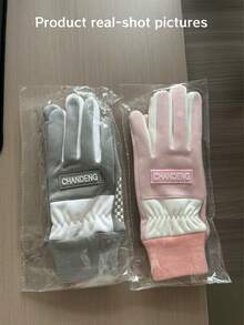 秋冬季女士手套。这款女士保暖防寒手套时尚又保暖，具有防寒、防滑和防风功能。它们是户外骑行手套，掌心采用防滑设计，并兼容触屏设备。