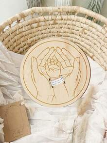 1 件手工制作的波西米亚风格激光切割人造木质新生儿出生公告板，配有医院 ID 手环架、宝宝出生名片、姓名和日期、婴儿房装饰照片道具、优雅的宝宝公告板、2D 图形设计