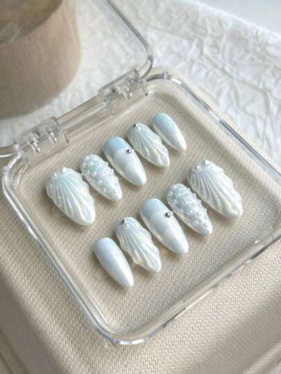10 Stück weiße Muschel handgemachte Aufkleb-Nägel, mandelförmig, einfacher Stil in Einfarbig, 3D Muscheldesign, weiße Perldiamanten, Magic Mirror Pulver, glänzende Nägel, Braut-Nägel, geeignet für Mädchen Alltag, Hochzeit, Party Dekoration, mit Gelee-Kleber und Nagelfeile