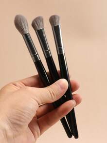 3套柔软眼部化妆刷，包括眼影刷、高光刷和晕染刷，采用柔软纤维制成，方便旅行化妆。 - 黑色 - 查看 4