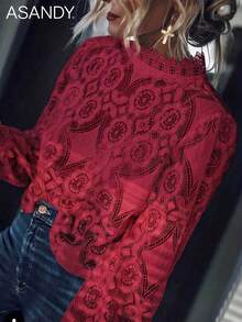 Elegancki damski top ze stójką i koronkowym wykończeniem, z długim rękawem i pustym kołnierzykiem