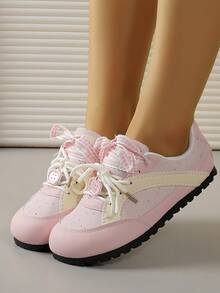 أحذية رياضية من الجلد الصناعي بنمط ربطة الدانتيل، لطيفة وحلوة