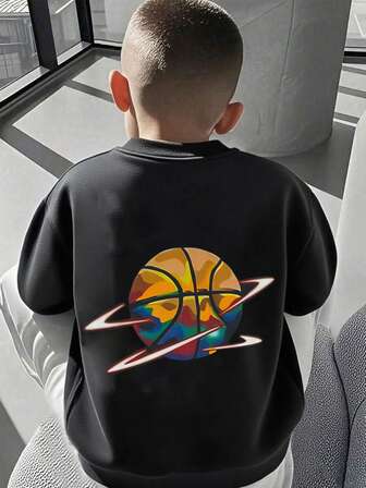 A Black Round-Neck Sweatshirt For Boys With A Basketball-Themed Print. Paired With Black Clothing, It Highlights The Beauty Of The Print And Is Suitable For Casual Sports, Campus, Travel, Outings And Other Occasions.