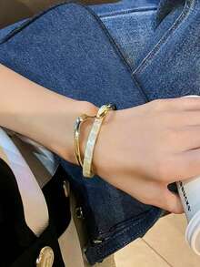 1pc Luxury White Shell Curved Metal Texture Bracelet, Versatile For Women