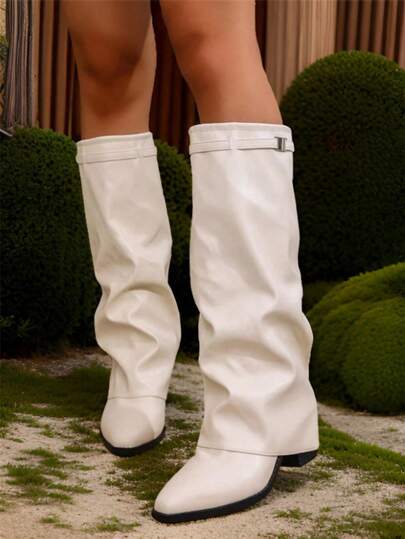 Botas altas de mujer de lujo elegantes para el club nocturno con puntera puntiaguda, tacón grueso y detalles metálicos, Otoño/Invierno 2025