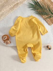新生男宝宝卡通动物印花长袖休闲连体衣，圆领黄色纽扣设计