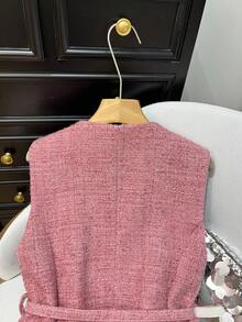 Jaqueta feminina elegante com lantejoulas, top de tweed com lantejoulas, abotoamento simples, gola redonda com botões de metal e colete rosa com cinto.