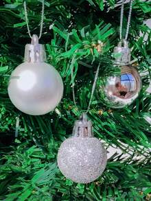 24 piezas de adornos de bolas de Navidad plateadas, decoraciones de árbol de Navidad, adornos colgantes para fiestas navideñas para coronas, guirnaldas y árboles interiores/exteriores, bolas de árbol de Navidad plateadas, adornos con diseño preensartado, decoración navideña festiva para fiestas navideñas, coronas, guirnaldas, decoración navideña, decoración de invierno, regalos de Navidad, decoración del hogar