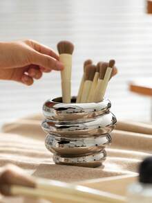 1 Piece Milky White Honey Jar Shaped Resin Makeup Brush Holder With Asymmetrical Relief On The Surface, Multifunctional Desk Decoration, Mini Ceramic Vase And Storage Box For Living Room, Bedroom And Office