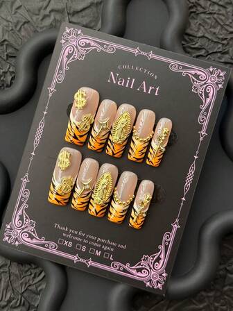 10 faux-ongles mi-longs faits main de style Y2K, incrustés de bijoux dorés. L'apparence globale est élégante et riche, symbolisant que vous pouvez vous apporter la richesse. Convient pour les dîners et les fêtes