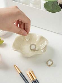 1pc Elegant Ceramic Lotus Leaf Jewelry Organizer Tray For Earrings, Rings, Keys And Small Accessories, Perfect Birthday Or New Year Gift, Desk Storage Valentine Day,Ceramic Flower Shaped Jewelry Tray, Suitable For Storing Rings, Necklaces, Bracelets, Earrings, Jewelry Display Plate, Decorative Dish, Foyer Tray, White Color Gifts For Women Back To School. - 彩色 - 查看 4