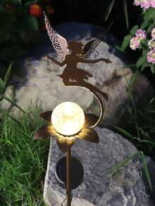 1 件装紧凑型户外花园仙女夜灯，如同一把奇思妙想的画笔，为您的庭院点缀上童话般的色彩——柔和的光芒为每个角落带来梦幻般的色彩。它不仅仅是一个迷人的点缀，更是一件优雅的户外装饰。