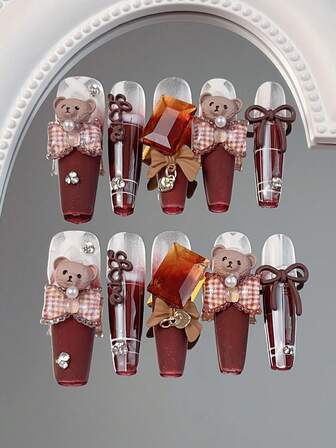 10片手工棺材形美甲贴纸，秋冬美甲必备，裸色和棕色系，巧克力法式美甲，3D可爱小熊，格子蝴蝶结，手绘格子图案，巧克力蝴蝶结，琥珀方形宝石元素设计，手工美甲贴纸，适合女性和女孩，可用于派对、化妆舞会、日常佩戴、圣诞节美甲，包含1支指甲胶水和1个指甲锉，是送给女性的绝佳礼物。