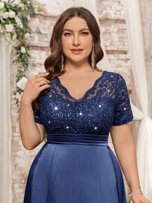 Vestido de festa elegante plus size com decote em V, lantejoulas, renda contrastante em cetim, cintura franzida e fenda na coxa. Ideal para festas de Ano Novo, casamentos, bailes de formatura, festivais, jantares, festas de boas-vindas e Dia dos Namorados. Perfeito para ocasiões formais como Ano Novo, Ano Novo, casamentos, formaturas, jantares de gala, festas de boas-vindas e Dia dos Namorados. - Azul marinho - Ver 7