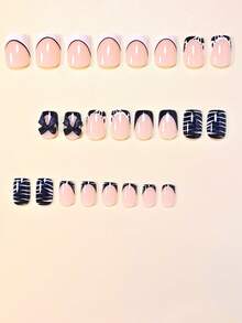 Îmbunătățiți-vă instantaneu aspectul cu 24 de unghii false, scurte, pătrate, elegante, cu fundă neagră, alb-negru, dungi zebrate, stil francez, acrilice, cu acoperire completă, unghii false pentru femei și fete. Include 1 foaie de tablă adezivă și 1 pilă mini, potrivite pentru petreceri, întâlniri și birou, purtare zilnică, unghii false, lipici jeleu, livrat aleatoriu.