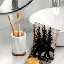 1 set/2 pièces/100 pièces Serviettes de cuisine et torchons avec motif de silhouette d'ours noir et de pins sur fond en bois, convient pour la décoration intérieure des restaurants, cuisines et salles de bains, la décoration de fête, les cadeaux de festival, en tant que cadeau