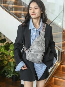 这款全新时尚多功能纯色复古PU防水多层斜挎包，配有侧袋和多拉链封口。菱形肩带使其适合旅行和购物，也可作为胸包用于户外活动和运动。 - 灰色 - 查看 4