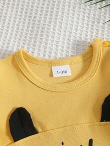 新生男宝宝卡通动物印花长袖休闲连体衣，圆领黄色纽扣设计