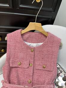Jaqueta feminina elegante com lantejoulas, top de tweed com lantejoulas, abotoamento simples, gola redonda com botões de metal e colete rosa com cinto.