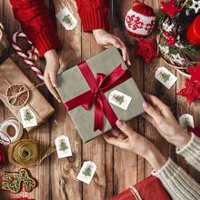 50 件圣诞纸质礼品标签圣诞小标签圣诞纸质悬挂标签贴纸带黄麻绳适用于季节活动 - 彩色 - 查看 7