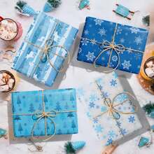 12 Piezas/Set de Papel de Regalo con Copos de Nieve de Invierno, Papel de Regalo de Invierno Azul y Blanco. El Papel de Regalo con Copos de Nieve es Adecuado para Suministros de Fiesta de Cumpleaños de Vacaciones de Invierno, 20 X 27 Pulgadas. El Papel de Regalo con Copos de Nieve de Invierno está Diseñado con Elementos Clásicos como Árboles de Navidad, Papá Noel, Muñecos de Nieve y Copos de Nieve, Lleno de la Atmósfera Fría del Invierno.