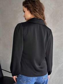 加大码黑色缎面裹身衬衫，翻领，长主教袖，不对称下摆，女士时尚装饰编织面料上衣，圣诞节衬衫，新年女式衬衫 - 黑色 - 查看 3