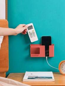 1个大型塑料壁挂式手机支架/收纳盒/遥控器支架，带充电口底部壁架