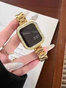 2 piezas/set correas de acero inoxidable + funda compatible con Apple Watch. Acero macizo de 14 mm. Compatible con Apple Watch de mujer, correa estrecha dorada. Compatible con Apple Watch de 38/40/41/42/44/45/49 mm y Apple Watch Ultra2/1/Se/9/8/7/6/5/4/3/2/1. Correa de metal + funda protectora ahuecada con doble hilera de diamantes de imitación brillantes. Cómoda, impermeable y moderna.