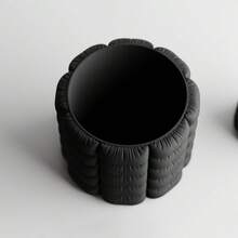 ORIZZONTE Runde dekorative Vase mit gesteppter Textur und rechteckigem Effekt – weiches und modernes Design für Pflanzen, Kakteen, Bonsai – Geschenkidee für Zuhause/Büro – erhältlich in 2 Größen – 100 % Made in Italy, Versand aus Italien - Schwarz - Übersicht 6