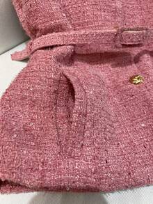 Jaqueta feminina elegante com lantejoulas, top de tweed com lantejoulas, abotoamento simples, gola redonda com botões de metal e colete rosa com cinto.