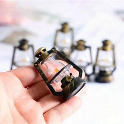 4/8 piezas Minilinternas, estilo de lámpara de aceite retro Decoración en miniatura, adecuado para decoración de casa de muñecas, decoración del hogar y la cocina, decoración navideña, decoración de fotografía, accesorios de casa de muñecas, decoración de jardín de hadas, no inflamable, plástico duradero, aplicable para decoración de habitaciones, accesorios de dormitorio, accesorios de escritorio de oficina, decoración de patio exterior, decoración de jardinería, regalos de Navidad, regalos de coleccionista, regalos personalizados, juguetes en miniatura, regalos de Navidad