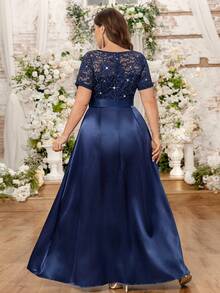 Vestido de festa elegante plus size com decote em V, lantejoulas, renda contrastante em cetim, cintura franzida e fenda na coxa. Ideal para festas de Ano Novo, casamentos, bailes de formatura, festivais, jantares, festas de boas-vindas e Dia dos Namorados. Perfeito para ocasiões formais como Ano Novo, Ano Novo, casamentos, formaturas, jantares de gala, festas de boas-vindas e Dia dos Namorados. - Azul marinho - Ver 2