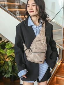 这款时尚经典的纯色复古PU防水多层斜挎包，采用多功能设计，配有侧袋和多个拉链口袋。菱形肩带使其适合旅行和购物场合，也可作为户外运动的胸包使用。 - 卡其色 - 查看 4