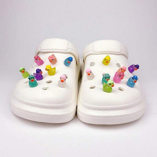16 Stücke süße leuchtende Herren-Enten-Muster Dekorative Charms für Clogs, abnehmbares entenförmiges Design, liebevoller Accessoire als Geschenk für Frauen