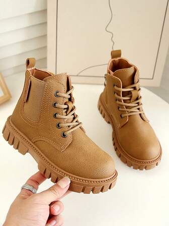 1 双经典百搭防滑儿童时尚靴子，纯色系带设计，适合男孩和女孩户外、旅行、摄影的儿童鞋