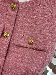 Jaqueta feminina elegante com lantejoulas, top de tweed com lantejoulas, abotoamento simples, gola redonda com botões de metal e colete rosa com cinto.
