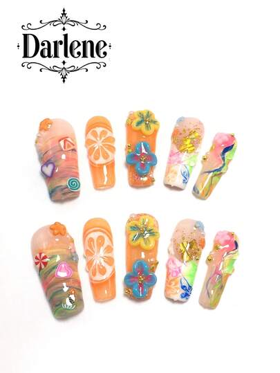 Każdy zestaw składa się z 10 sztuk kwadratowych, ręcznie robionych akrylowych płytek do paznokci Y2K, zaprojektowanych w stylu francuskim z ozdobami w kształcie serc, kryształków, płatków i owoców, dostępnych w kolorze pomarańczowym i cielistym. 3 rozmiary pasują na imprezy, tańce i codzienne noszenie. W zestawie znajduje się zestaw do zdobienia paznokci, dzięki czemu są idealnym prezentem w postaci nakładanych paznokci dla kobiet i dziewcząt.