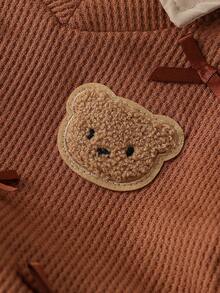 3 件套女婴休闲可爱活泼套装 - 简约衬衫 + 熊补丁和蝴蝶结背心 + 百褶裙